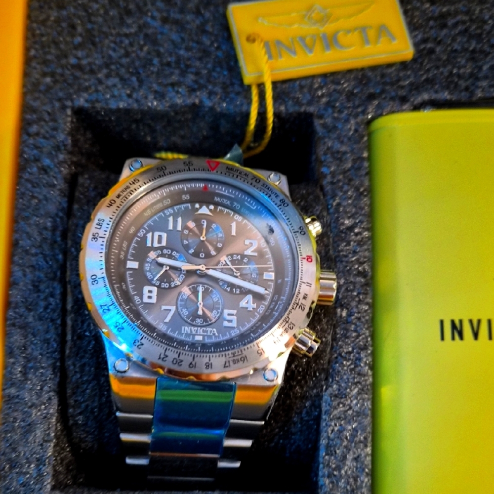 Invicta Men’s Watch Gift Set – Chronograph Timepiece with Flask & Shot Glass